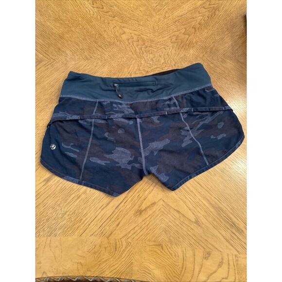 Women Lululemon Size 4 Blue Camo Shorts 2" Inseam Inner Pocket Yoga Exer… - Picture 2 of 12